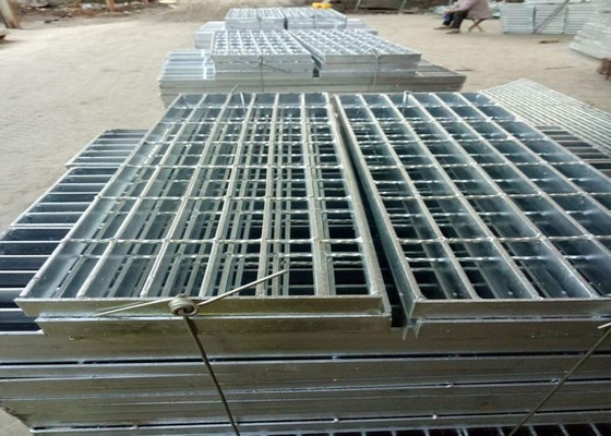 Trung Quốc ASTM Q235 SS304 Cầu thang bằng kim loại, 25 X 3 Mặt bằng Thang In bằng thép không gỉ nhà cung cấp