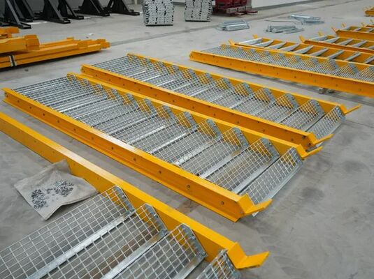 Mặt cầu thang bằng lưới thép mạ kẽm nhúng nóng với thanh lưới có răng cưa cho độ bền và độ an toàn cao