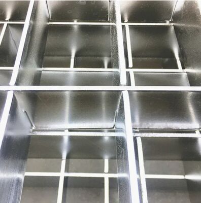 Mạng thép galvanized với 15-60mm Bearing Bar Pitch và thiết kế thoát nước lỗ cho lưu lượng không khí tối ưu