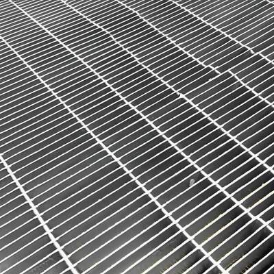 Lưới thép mạ kẽm kiểu răng cưa cho lối đi bộ trên nền tảng an toàn và tùy chỉnh