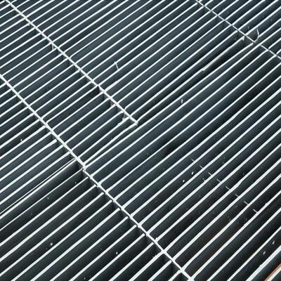 Chức năng nặng Hot Dip Galvanized Steel Grating với bề mặt serrated cho thoát nước công nghiệp