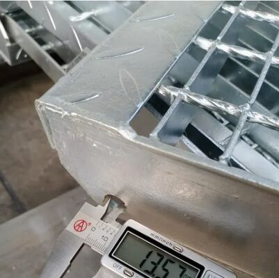 Chạy cầu thang thép thép galvanized chống ăn mòn với bề mặt không trượt cho lối đi an toàn