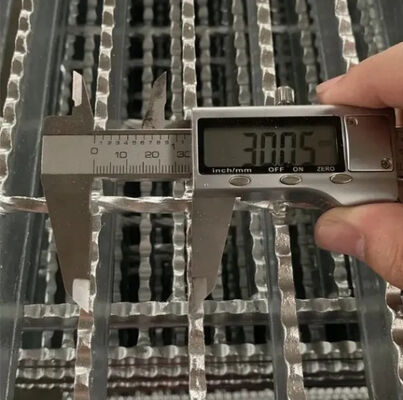 Mạng lưới thép galvanized serrated với thanh xách 25x5 mm cho đường đi bộ và nền tảng bền