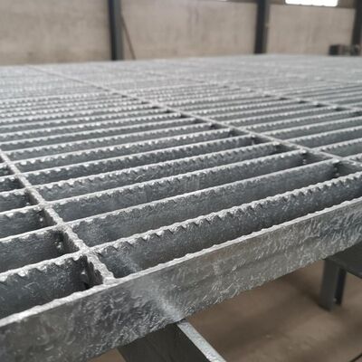 Mạng lưới thép galvanized serrated với thanh xách 25x5 mm cho đường đi bộ và nền tảng bền