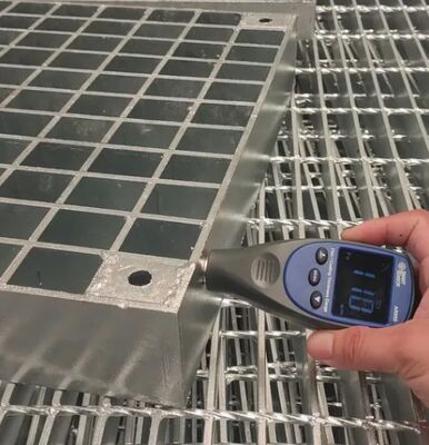 OEM tùy chỉnh Hot-Dip thép kẽm lưới với thanh serrated và 25x3 Bearing Bar cho nền tảng công nghiệp