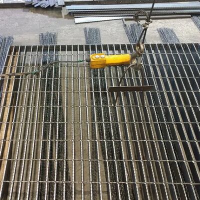 Tấm grating thép mạ kẽm nhúng nóng chịu tải nặng với bề mặt chống trượt cho sàn công nghiệp