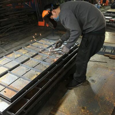 Tấm grating thép mạ kẽm nhúng nóng chịu tải nặng với tuổi thọ 40-50 năm và khoảng cách 30mm cho sàn công nghiệp