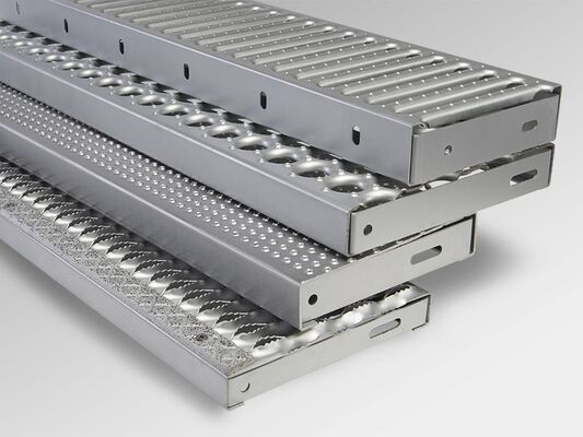 Thang cầu thang thép kẽm nóng với 25 x 3 đến 100 x 8 thanh vòng và tiêu chuẩn ANSI / NAAMM cho thang bậc thang