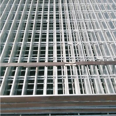 Bậc thang thép mạ kẽm nhúng nóng với lưới vuông cho bậc thang ngoài trời chống ăn mòn