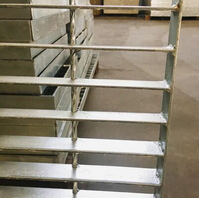 Bậc thang thép mạ kẽm nhúng nóng với mũi chống trượt và kích thước tùy chỉnh cho sử dụng công nghiệp