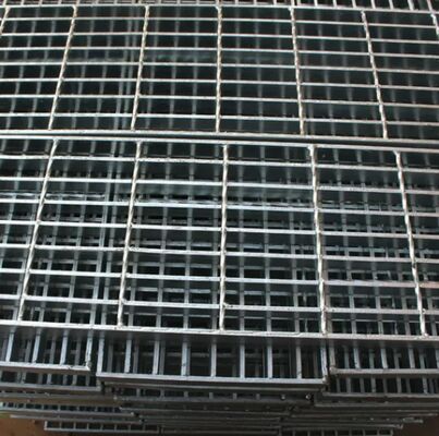 Mạng lưới thép galvanized serrated với thanh xách 25x5 mm cho đường đi bộ và nền tảng bền