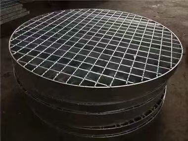 Lưới thép đi bộ bằng thép carbon Q235 với bề mặt có răng cưa và mạ kẽm nhúng nóng cho độ bền và độ bền cao